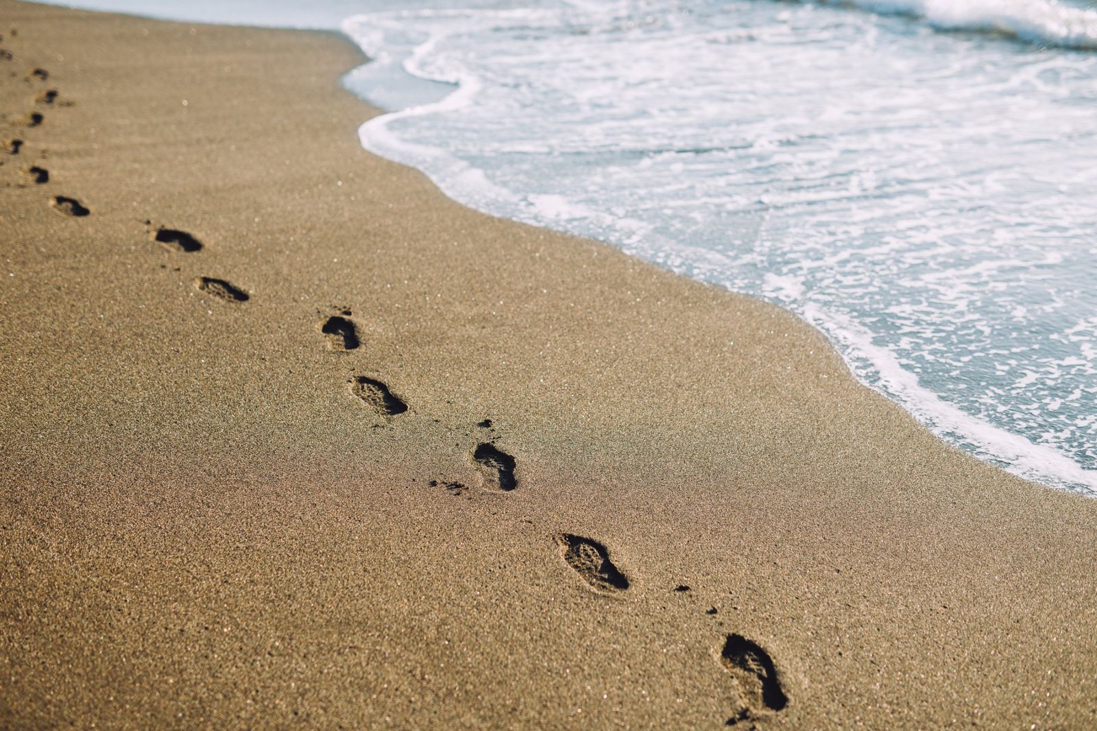 Fußspuren im Sand am Meer